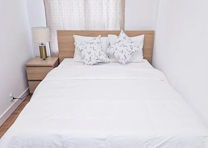 Elegant Two-room Apartment, Sleeps 4, Near Turon Arena, Balcony ,air Condition Appartement